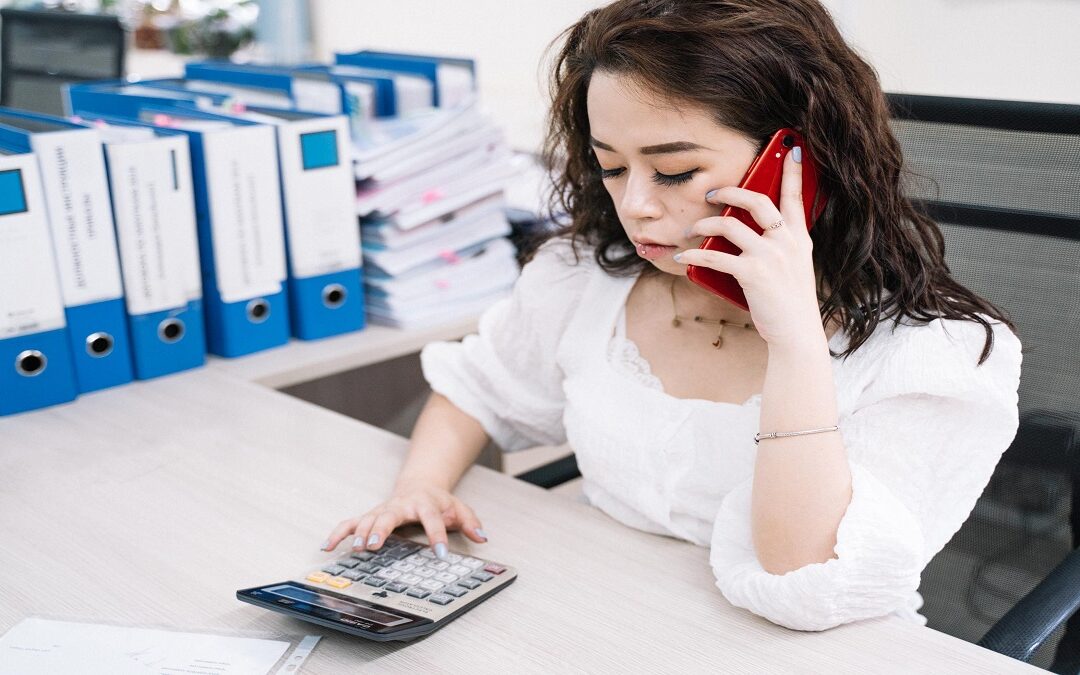Takeaway owner comparing Flat Rate and standard VAT on takeaway food for a quarterly return