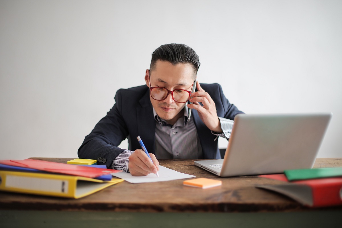 Takeaway owner comparing Flat Rate and standard VAT on takeaway food for a quarterly return